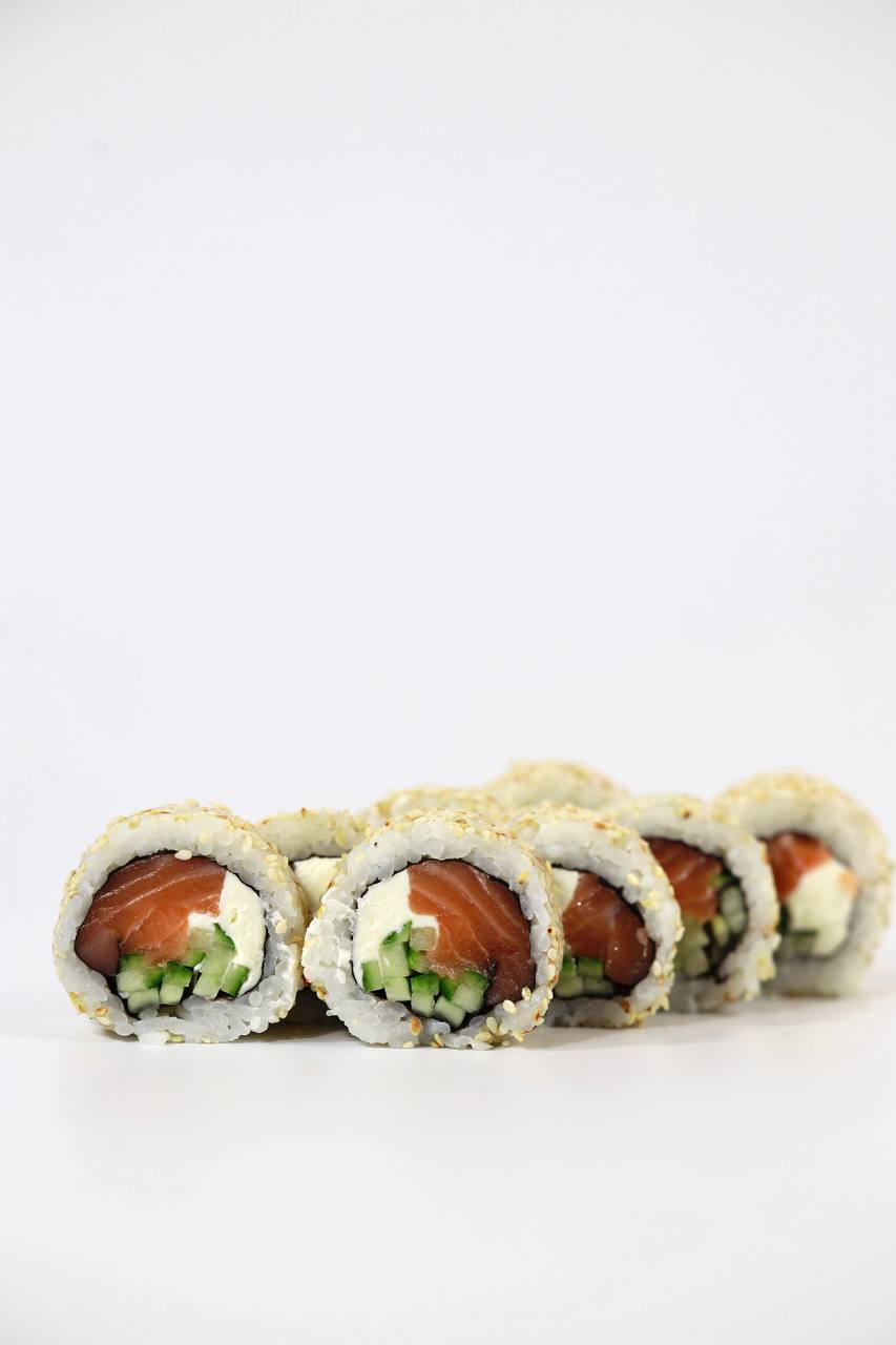 California with salmon in sesame (Калифорния с лососем в кунжуте)