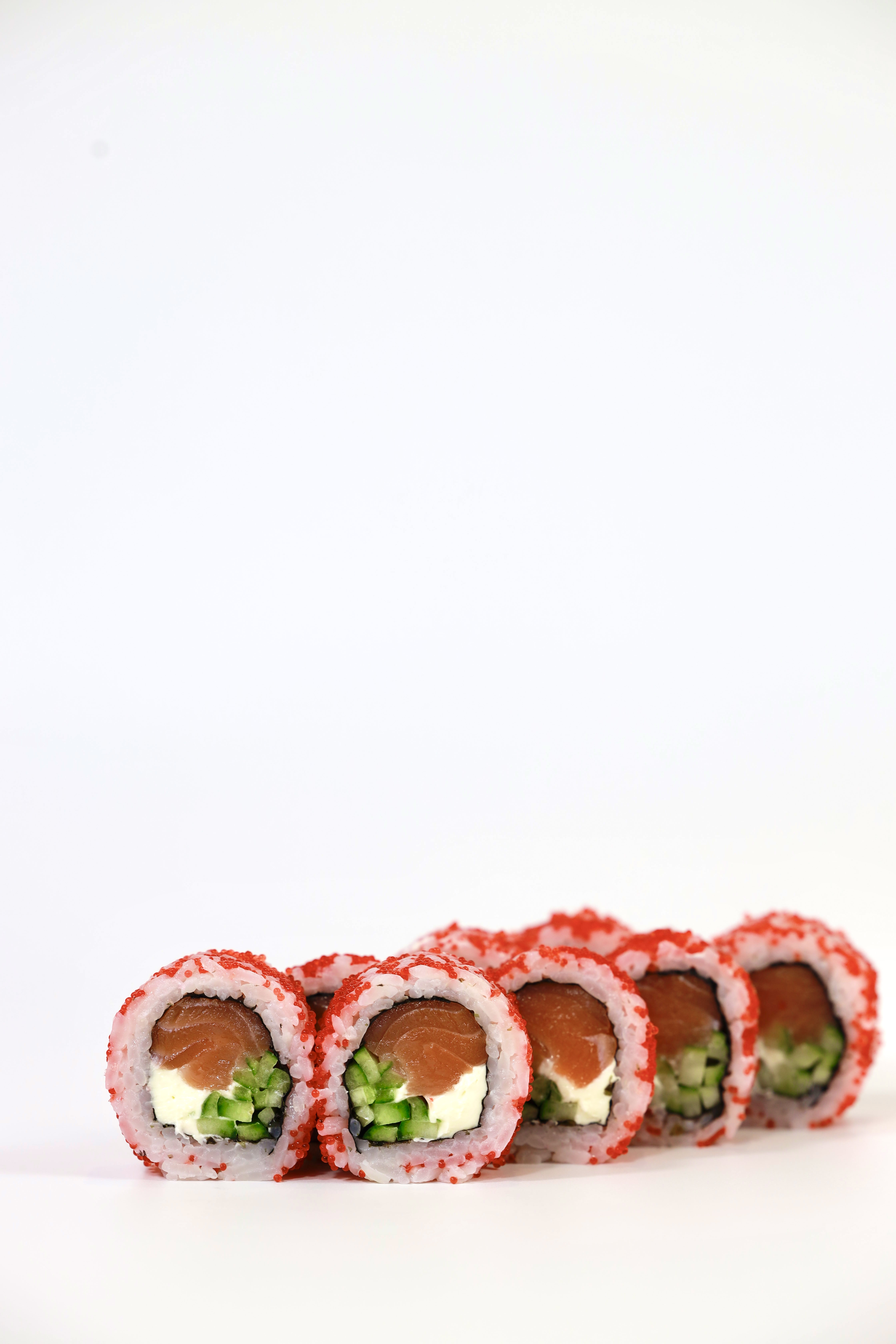 California with salmon in tobiko (Калифорния с крабом в икре тобико)